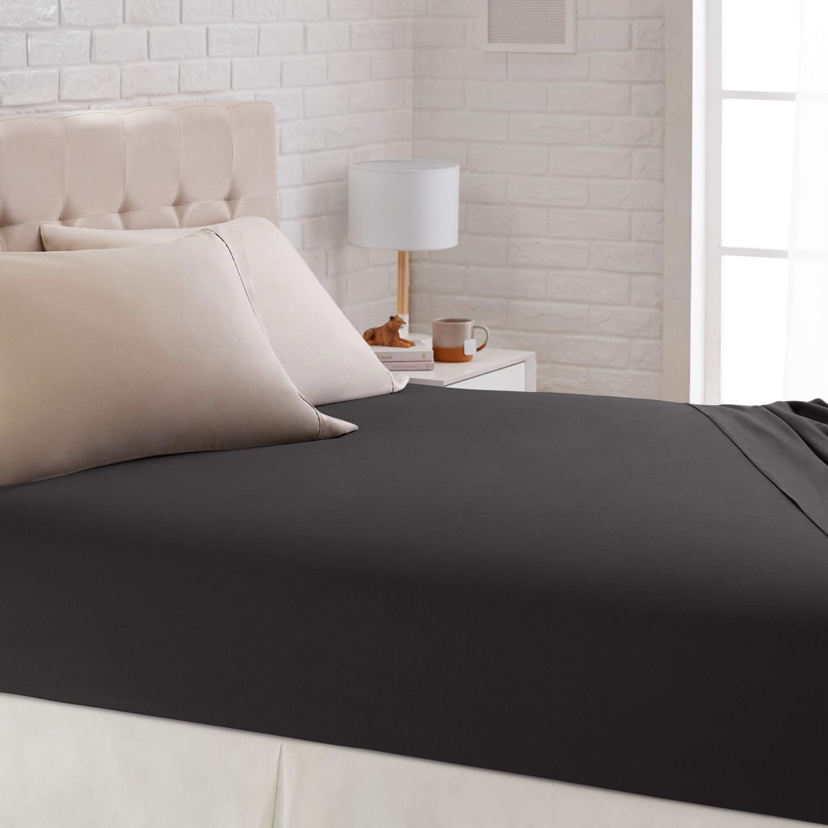 AmazonBasics Sateen Fitted Sheet, 150 x 200 cm, Black