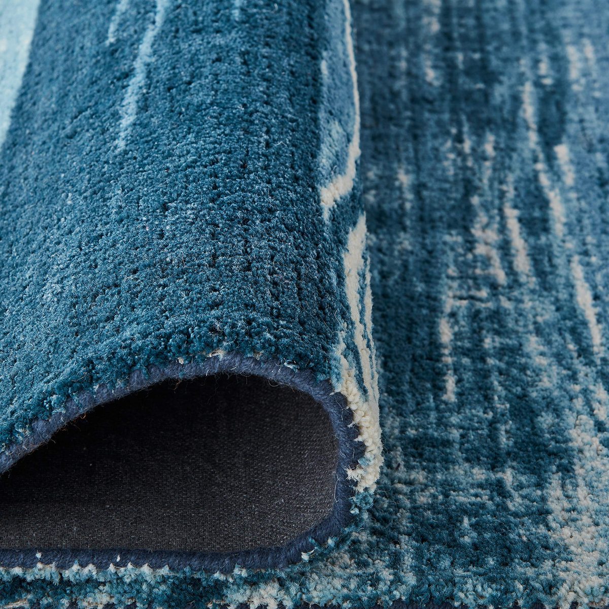 Amazon Brand – Rivet Modern Abstract Area Rug, 4 x 6 Foot, Blue, White