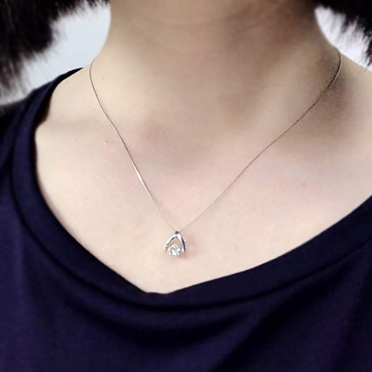 [Amazon Collection] Amazon Collection (AMBZO) Pt900 Dancing Stone Necklace Dancing Diamond 0.5ct Inverted V Shape (J.I1.VG Equivalent) LFV0010PT-05