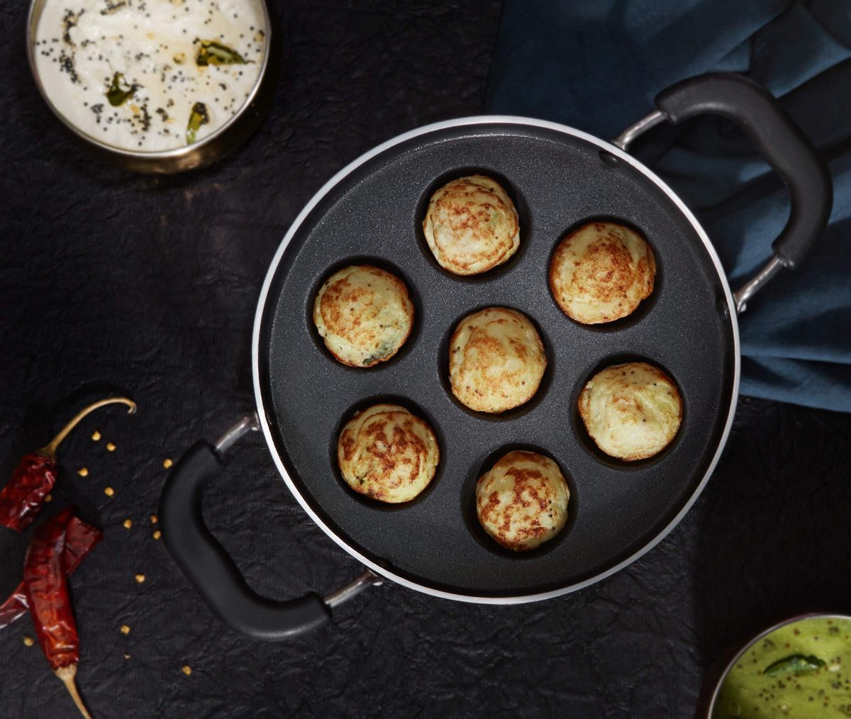 Amazon Brand - Solimo Aluminium Non Stick Paniyarakkal, 7 Pit, 200mm, 245 ml, Black