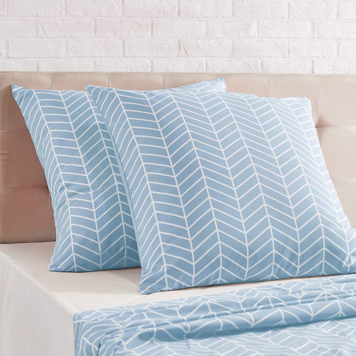 AmazonBasics Premium Microfibre Pillow Cases, 65 x 65 cm