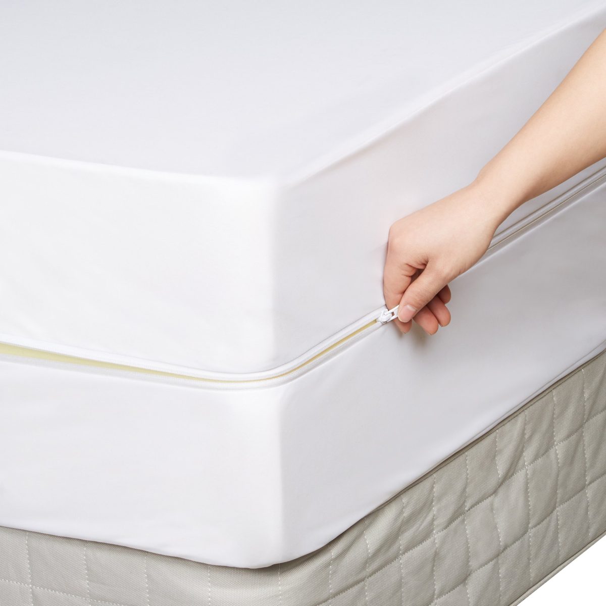 AmazonBasics Fully-Encased Waterproof Mattress Cover Protector