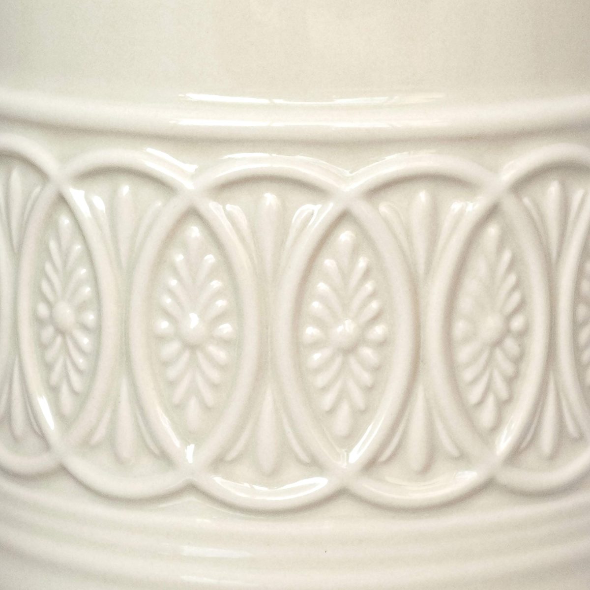 Amazon Brand – Ravenna Home Classic Stoneware 3-Piece Filigree Canister Set - Set of 3, White with Wood Lid