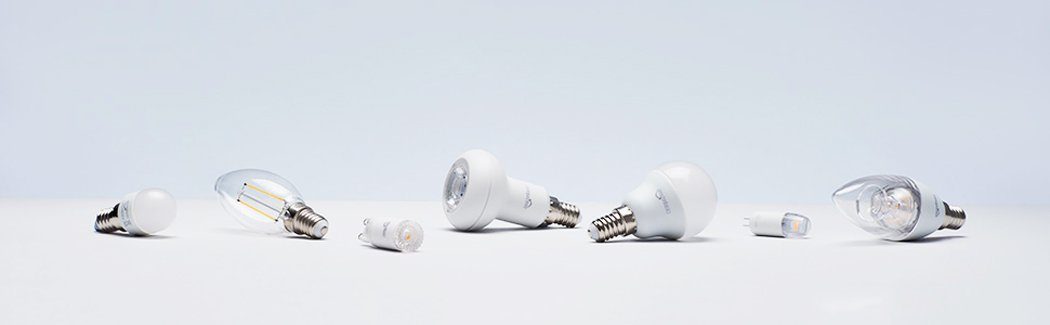 AmazonBasics LED E14 Small Edison Screw Candle Bulb, 6W (Equivalent to 40W), Clear, Dimmable- Pack of 2