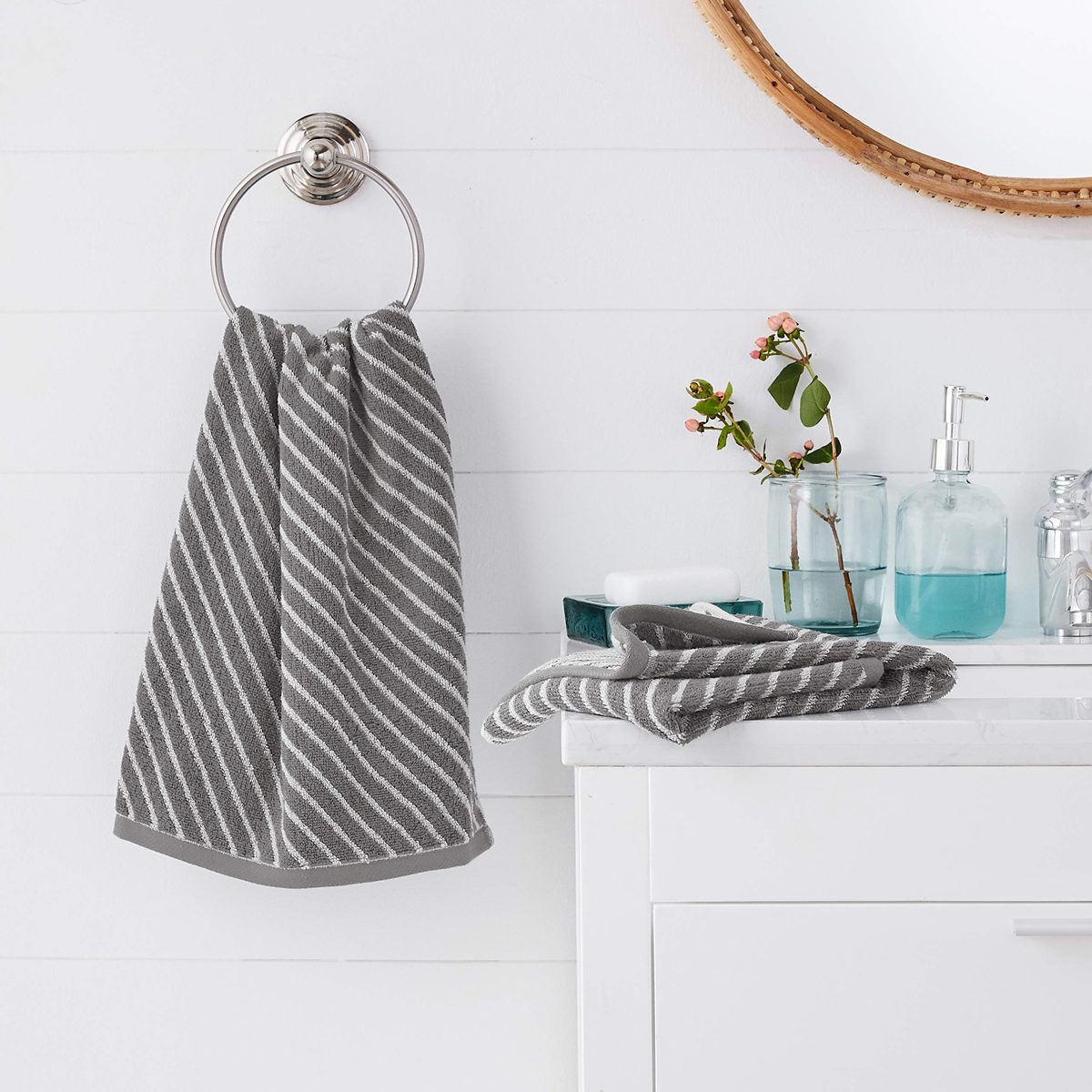 AmazonBasics Reversible Diagonal Stripe Jacquard Hand Towel - 4-Pack