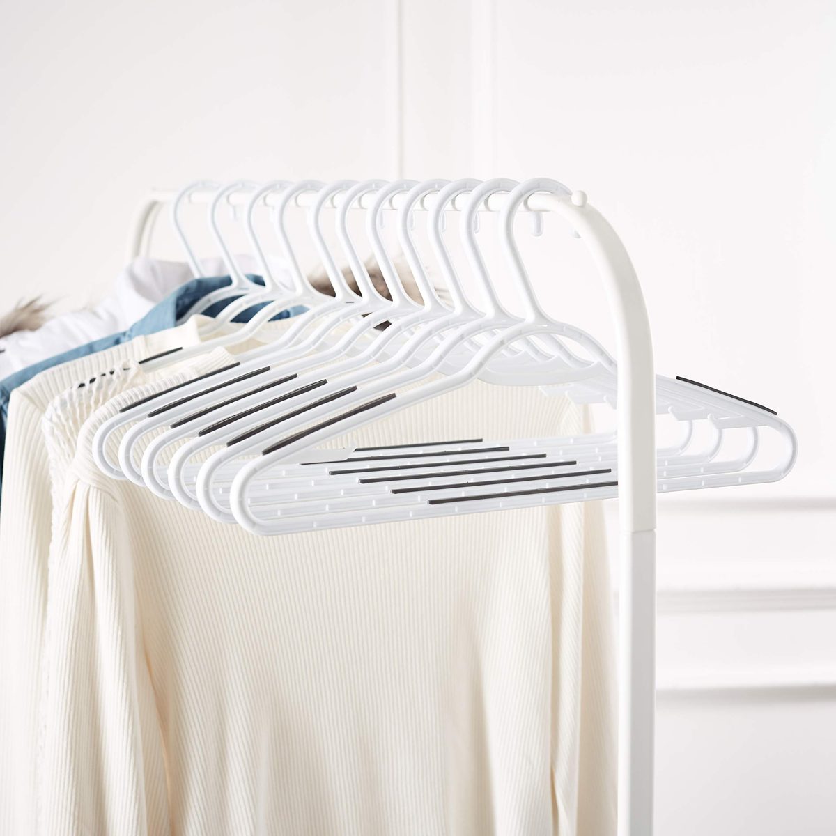 AmazonBasics Plastic Clothes Hanger with Non-Slip Pad, 50-Pack