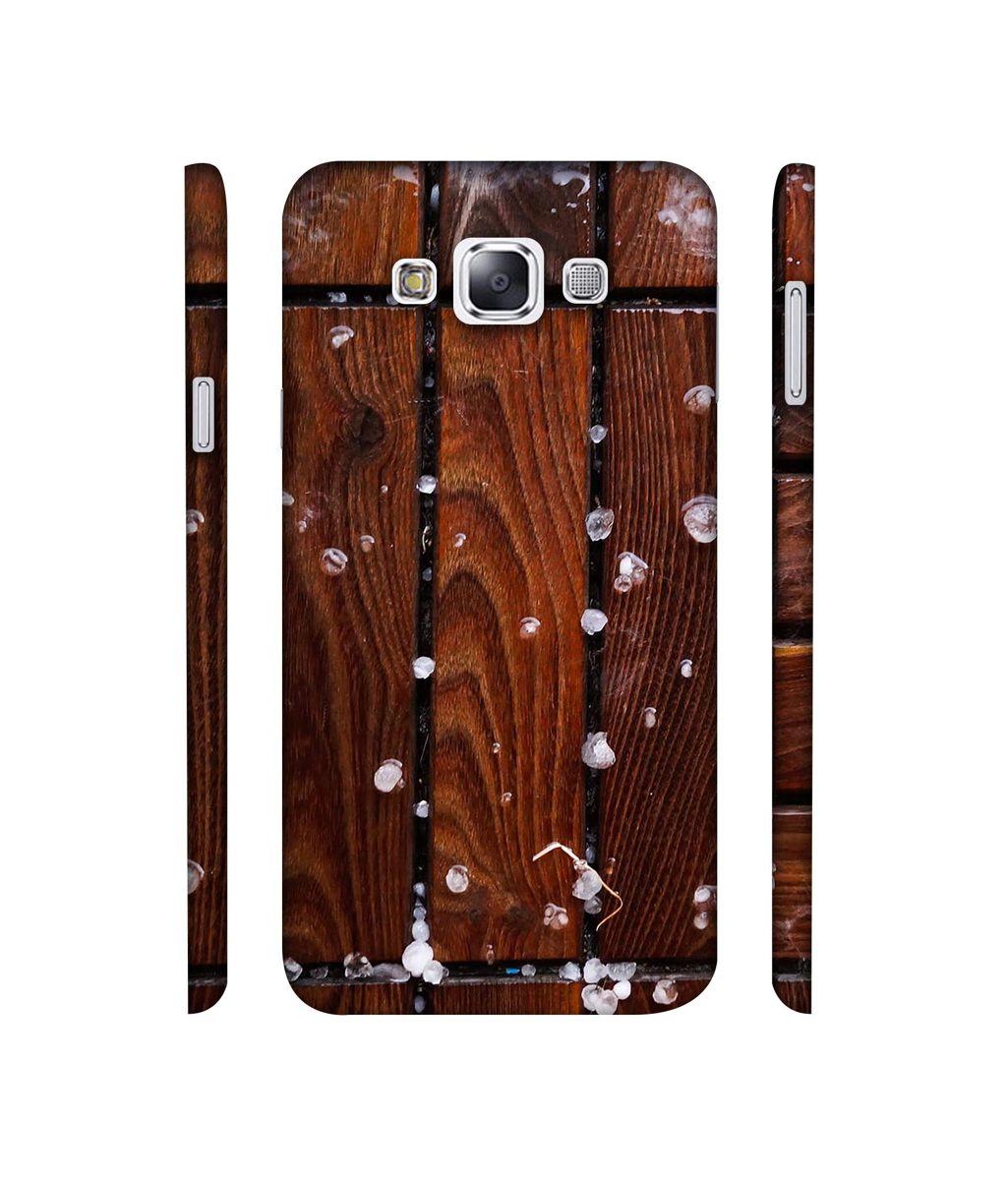 Amazon Brand - Solimo Designer Wood with Snow 3D Printed Hard Back Case Mobile Cover for Samsung Galaxy E7