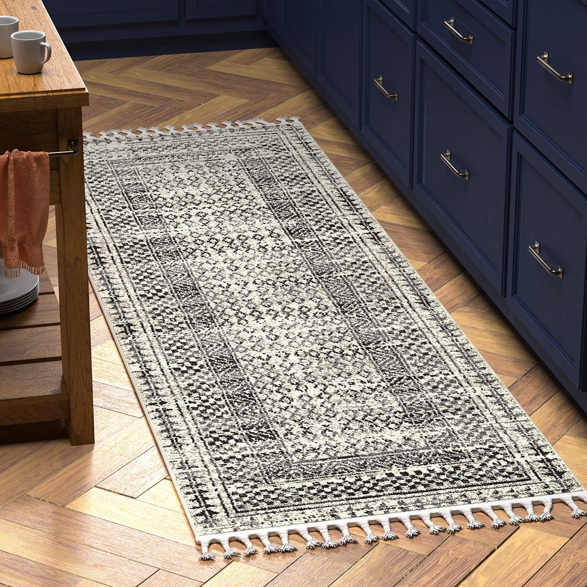 Amazon Brand – Stone & Beam Modern Vintage-Look Runner Rug, 7' 6" x 9' 6", Ivory