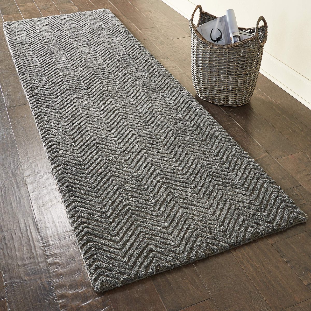Amazon Brand – Rivet Contemporary Chevron Runner Hallway Rug, 7' 6" x 2' 3", Grey