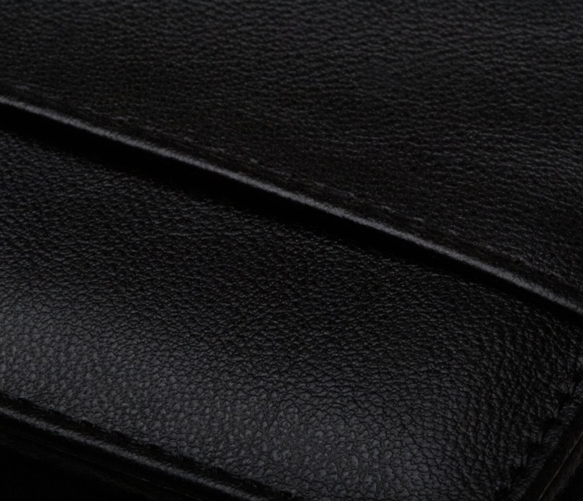 AmazonBasics Faux Leather Carrying Case for 5-Inch GPS
