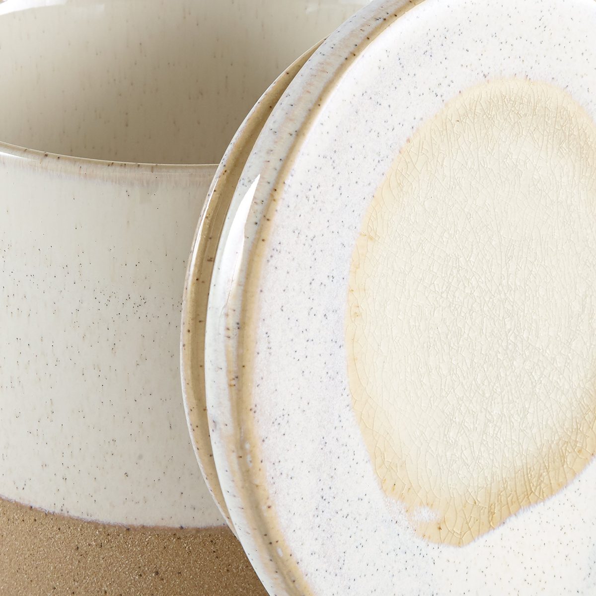 Amazon Brand – Stone & Beam Organic-Shape Stoneware Round Decorative Organizer Box, 4.75 Inch Height, Sand