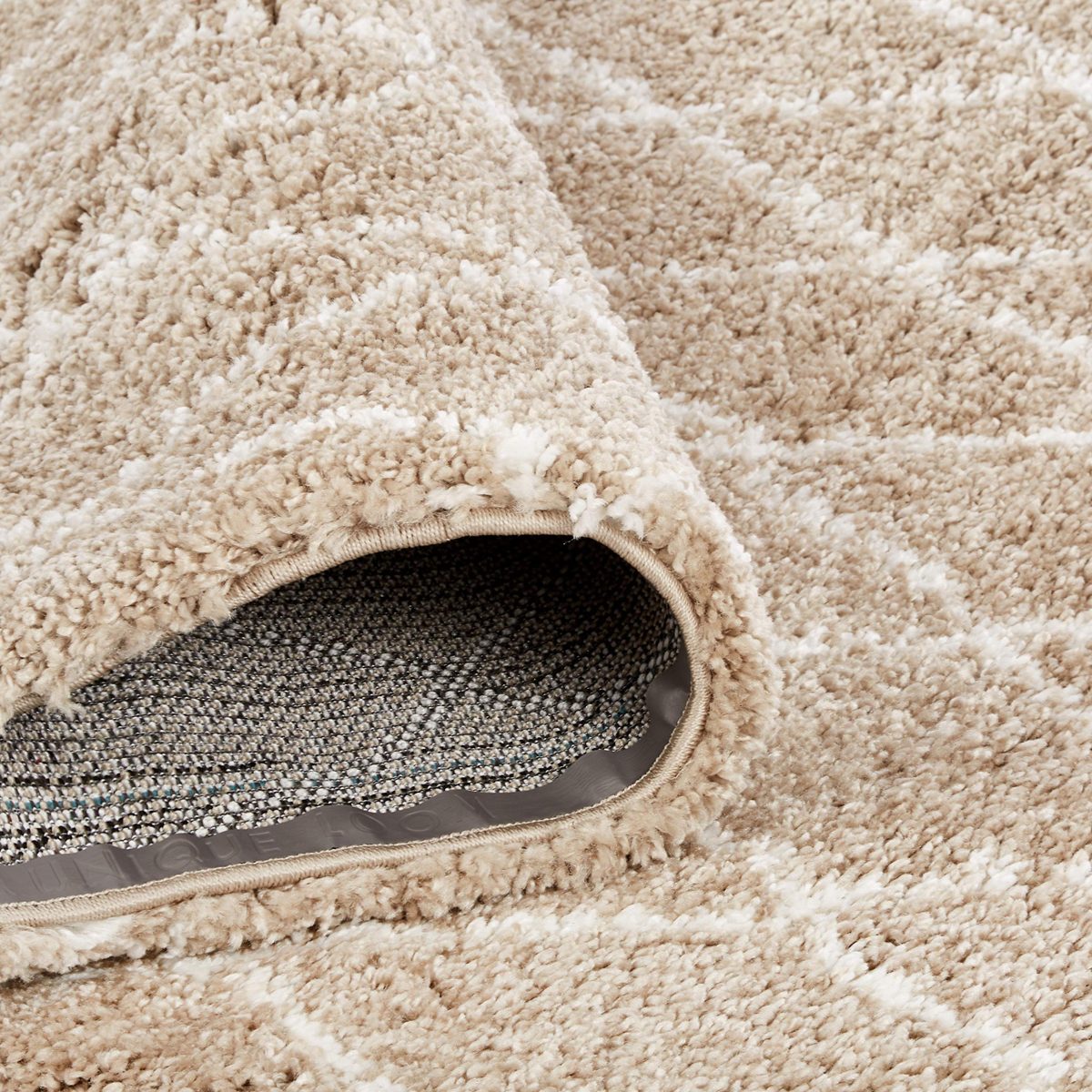 Amazon Basics - 4'X6' Plush Diamond Trellis Shag Rug, Beige