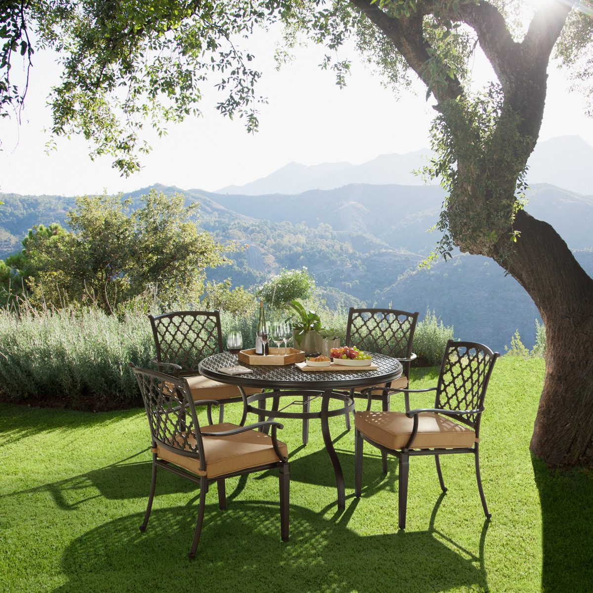 Strathwood Whidbey Cast-Aluminum Round Dining Table
