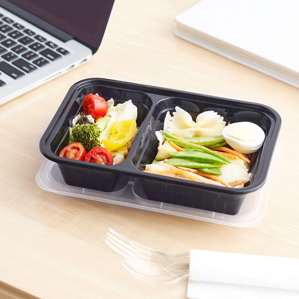 AmazonBasics 2 Compartment Meal Prep Containers - BPA Free, Microwave/Dishwasher/Freezer Safe, 32 Ounces, 20-Pack