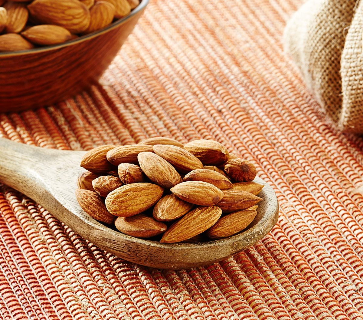 Amazon Brand - Vedaka Popular Whole Almonds, 1kg