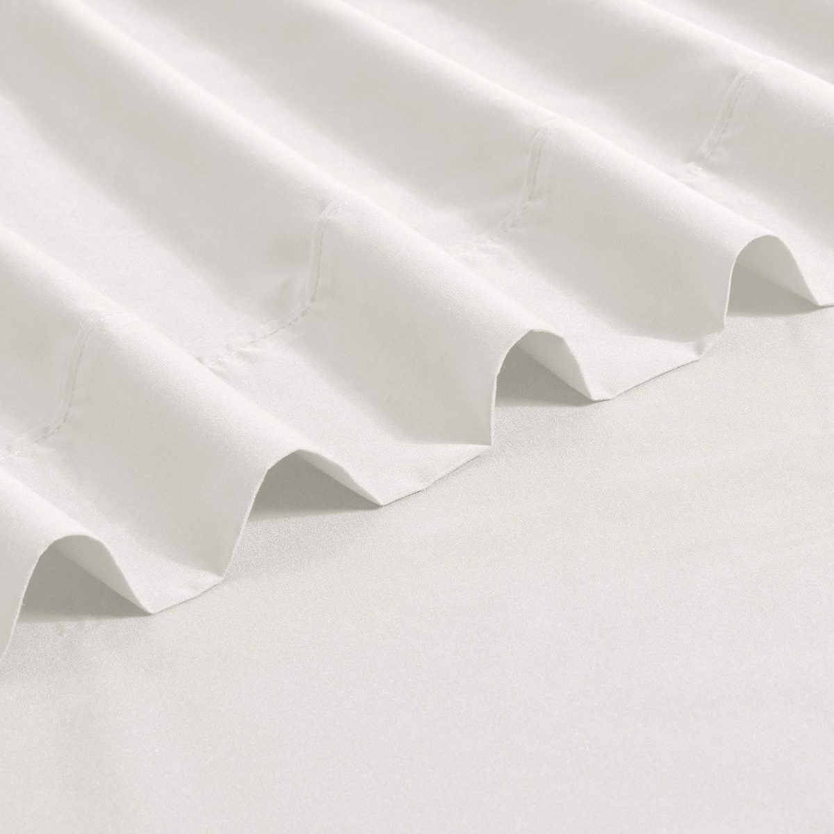 AmazonBasics Microfiber Flat Sheet, 275 x 275 + 10 cm - Cream