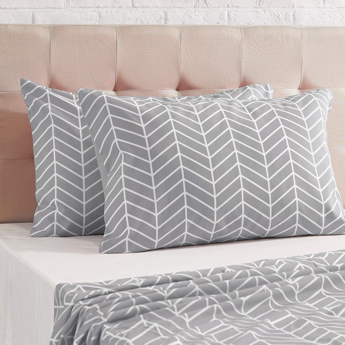 AmazonBasics Premium Microfiber Pillowcases, 2-Pack - 40 x 80 cm, Chevron Grey Violet