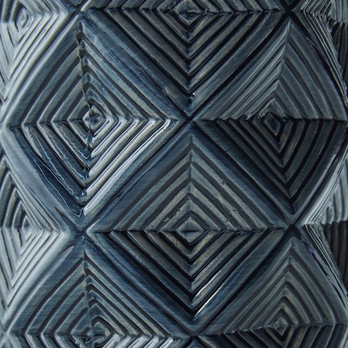 Rivet Geo Diamond Black Modern Ceramic Table Lamp with Bulb, 15"H, Grey