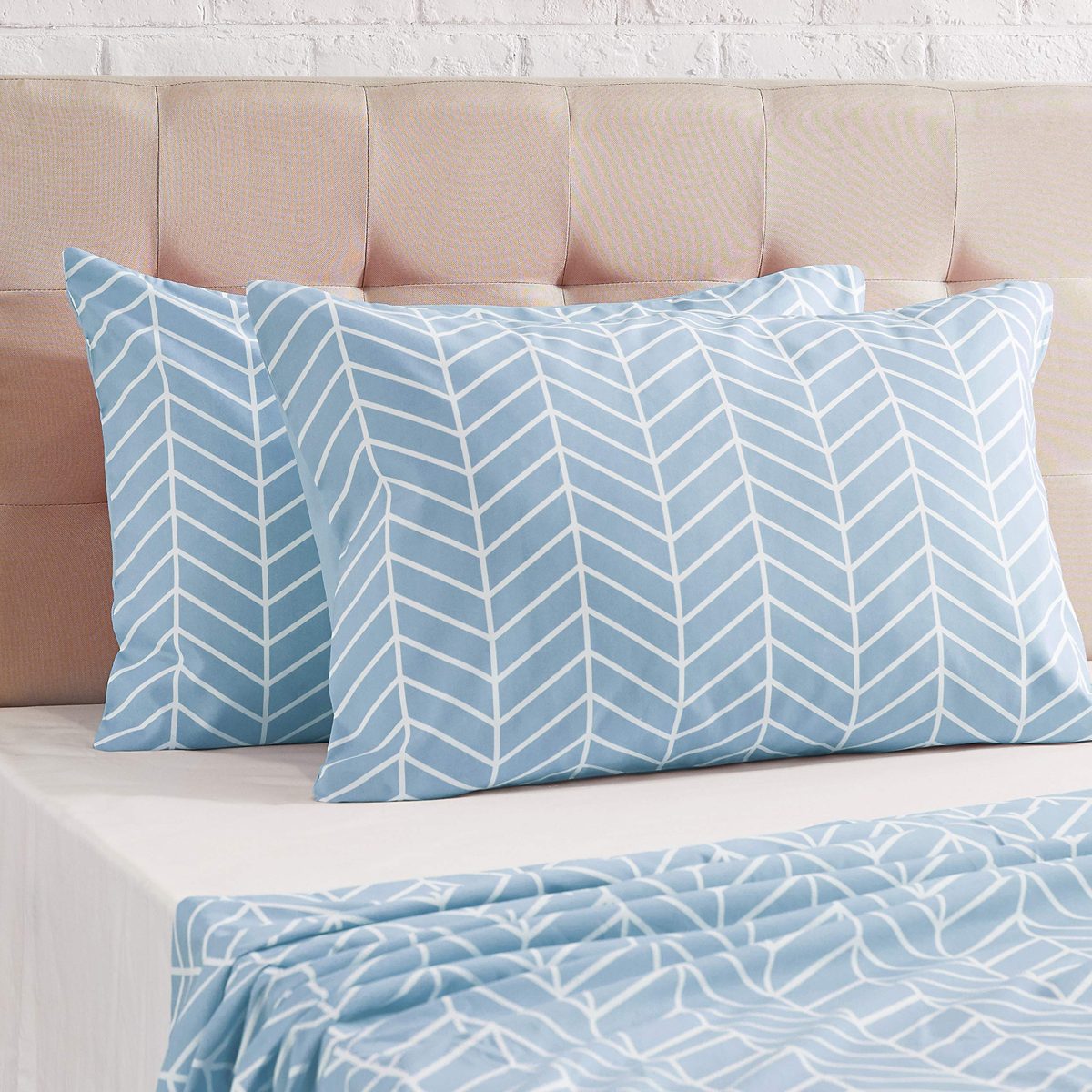 AmazonBasics Premium Microfiber Pillowcases, 2-Pack - 40 x 80 cm, Chevron Blue Fog