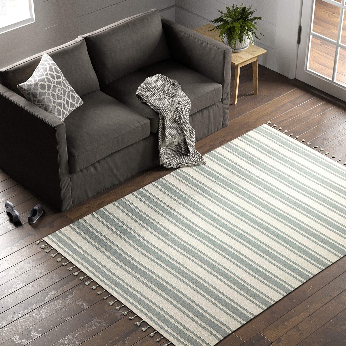 Amazon Brand – Stone & Beam Los Altos Striped Dhurrie Farmhouse Area Rug, 5' x 7' 6", Blue and Ivory