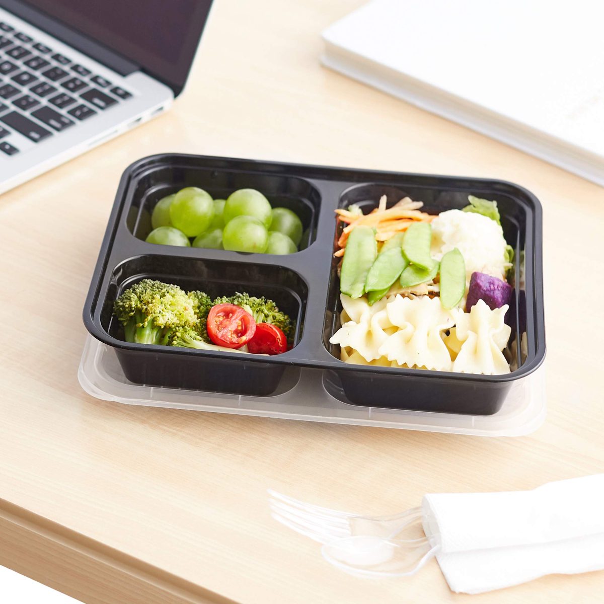 AmazonBasics 3 Compartment Meal Prep Containers - BPA Free, Microwave/Dishwasher/Freezer Safe, 36 ounces, 20-Pack