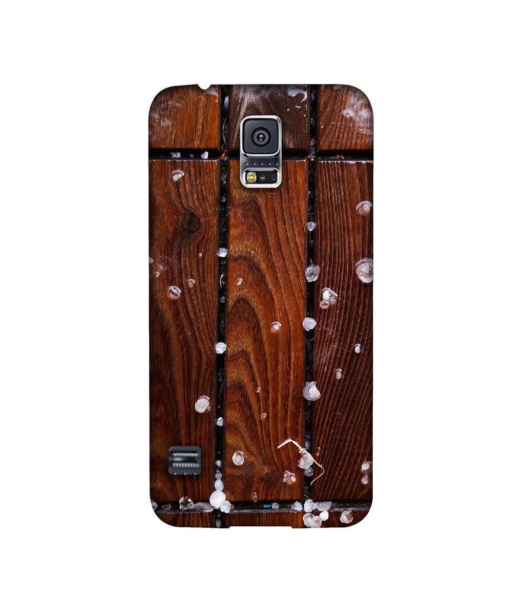 Amazon Brand - Solimo Designer Wood with Snow 3D Printed Hard Back Case Mobile Cover for Samsung Galaxy S5 i9600