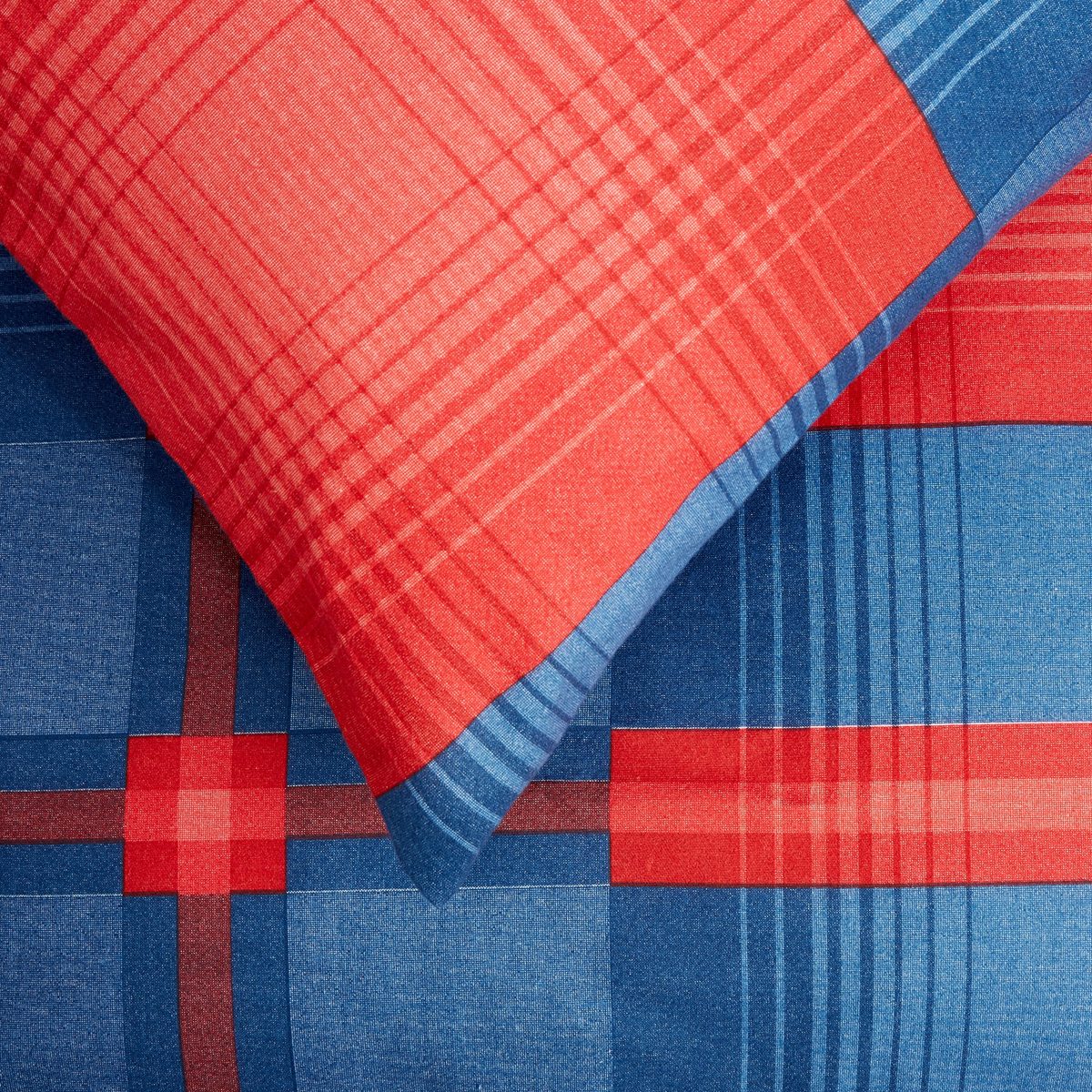 AmazonBasics Lightweight Flannel Duvet Set, Red Check, 200 x 200 cm and 2 pillowcases of 65 x 65